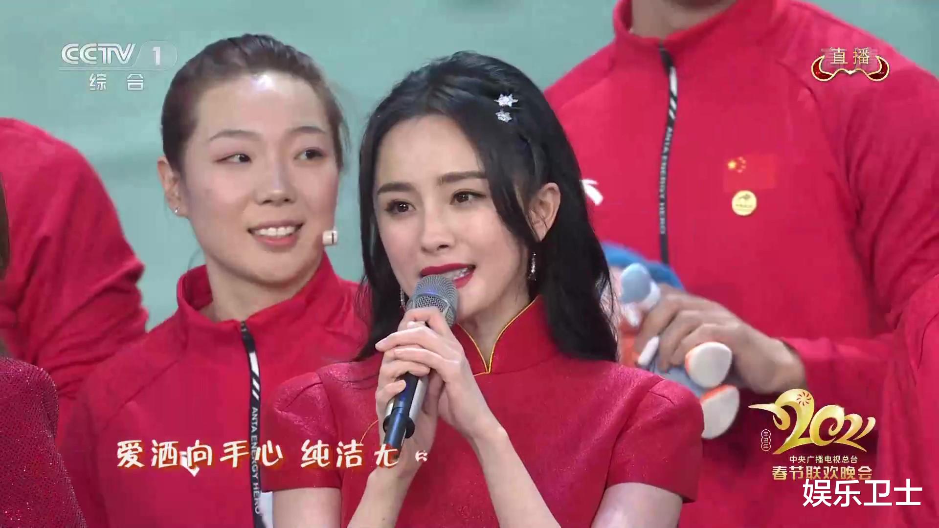 杨幂|央视春晚杨幂金晨李沁过于养眼，大幂幂却被指输在仪态，远景照一目了然