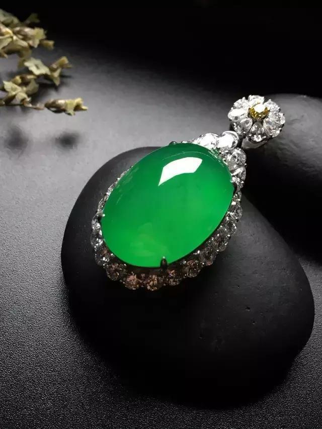 翡翠|浅谈翡翠的“雕花”与“素身”，这是不一样的魅力