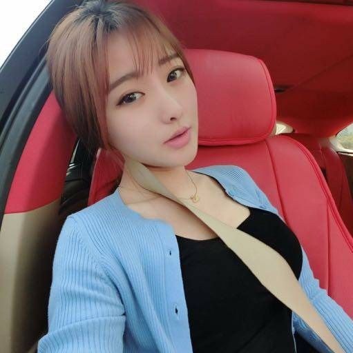 |直播中「睡袍男」突闯入，人气网红美女3度改口：修水管的