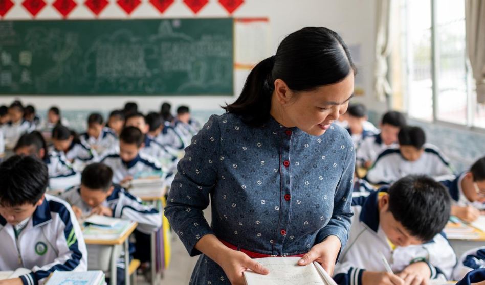 教师|中小学招聘教师门槛一提再提，师范生进退两难，考编成了“奢望”