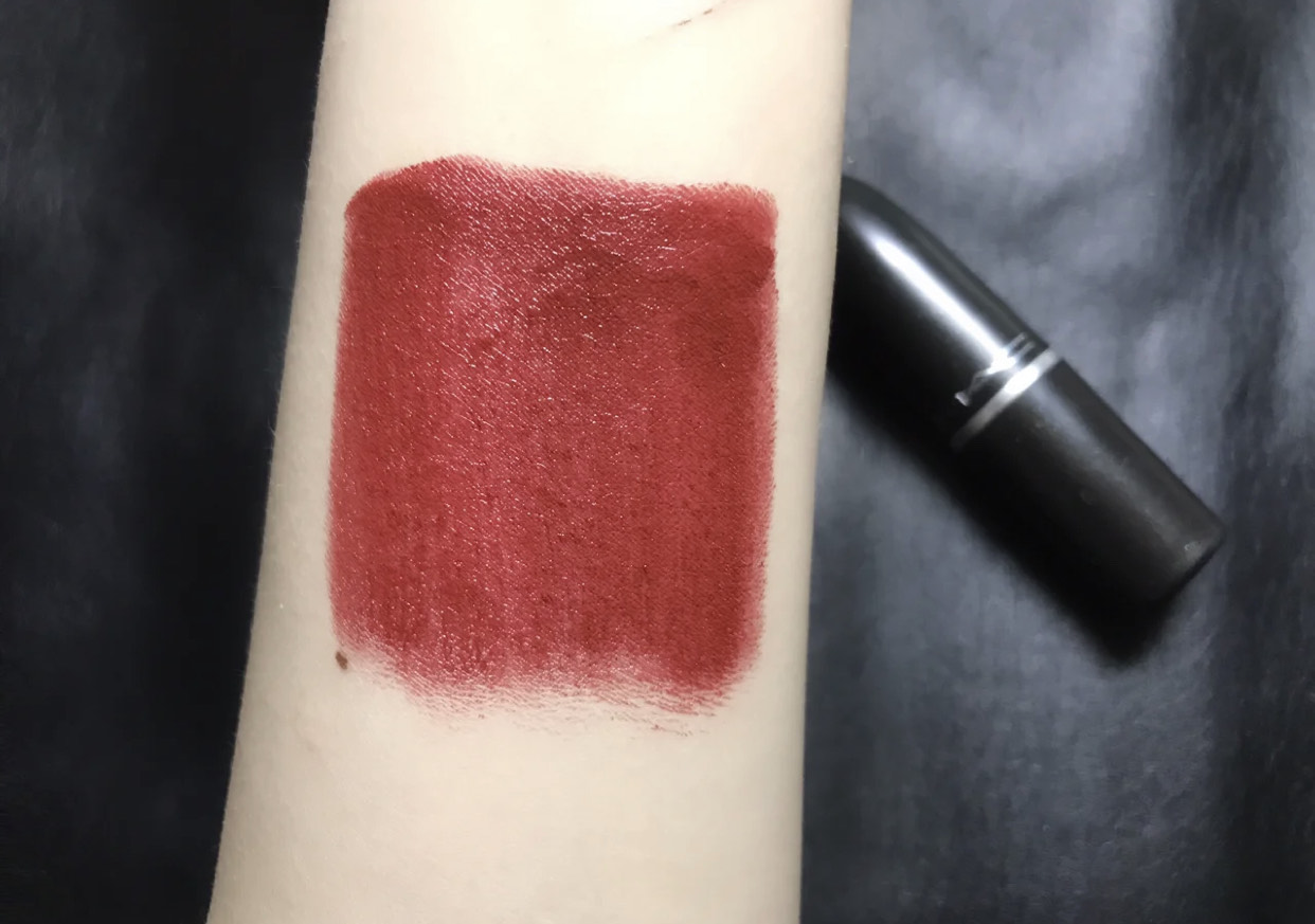 口红|黄黑皮女生,别再跟风这几支口红了!一涂准踩雷,显黑还老气