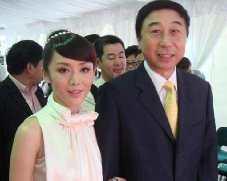 冯巩|冯巩豪宅内景罕曝光！纸箱杂乱堆积似废品站，这哪像明星的房子？