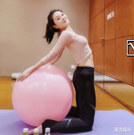 李嫣|张艺谋小31岁妻子晒瑜伽照，身材火辣让人羡慕