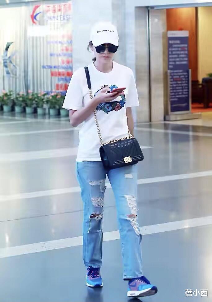 蓓小西|田亮老婆叶一茜真会穿!带儿子走机场穿大破洞牛仔裤,时尚又有范