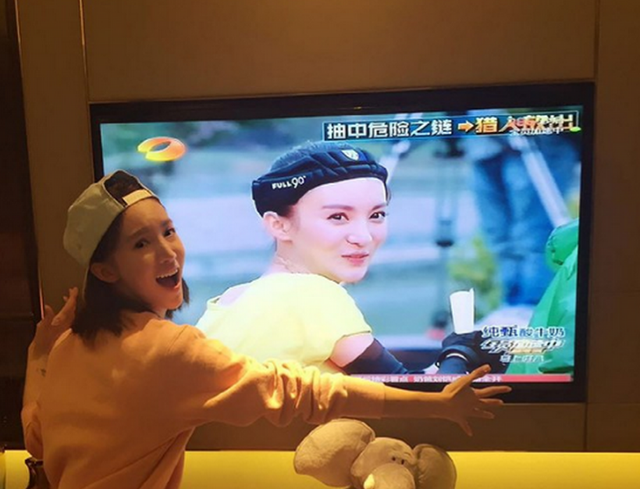 |金晨与李一桐直播互动,意外曝光豪宅内景,装修风格偏向于欧式