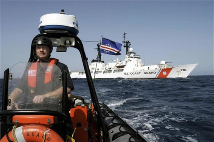 美軍公然登上中國漁船，搶奪漁獲，美媒直言：與海盜無異-圖3