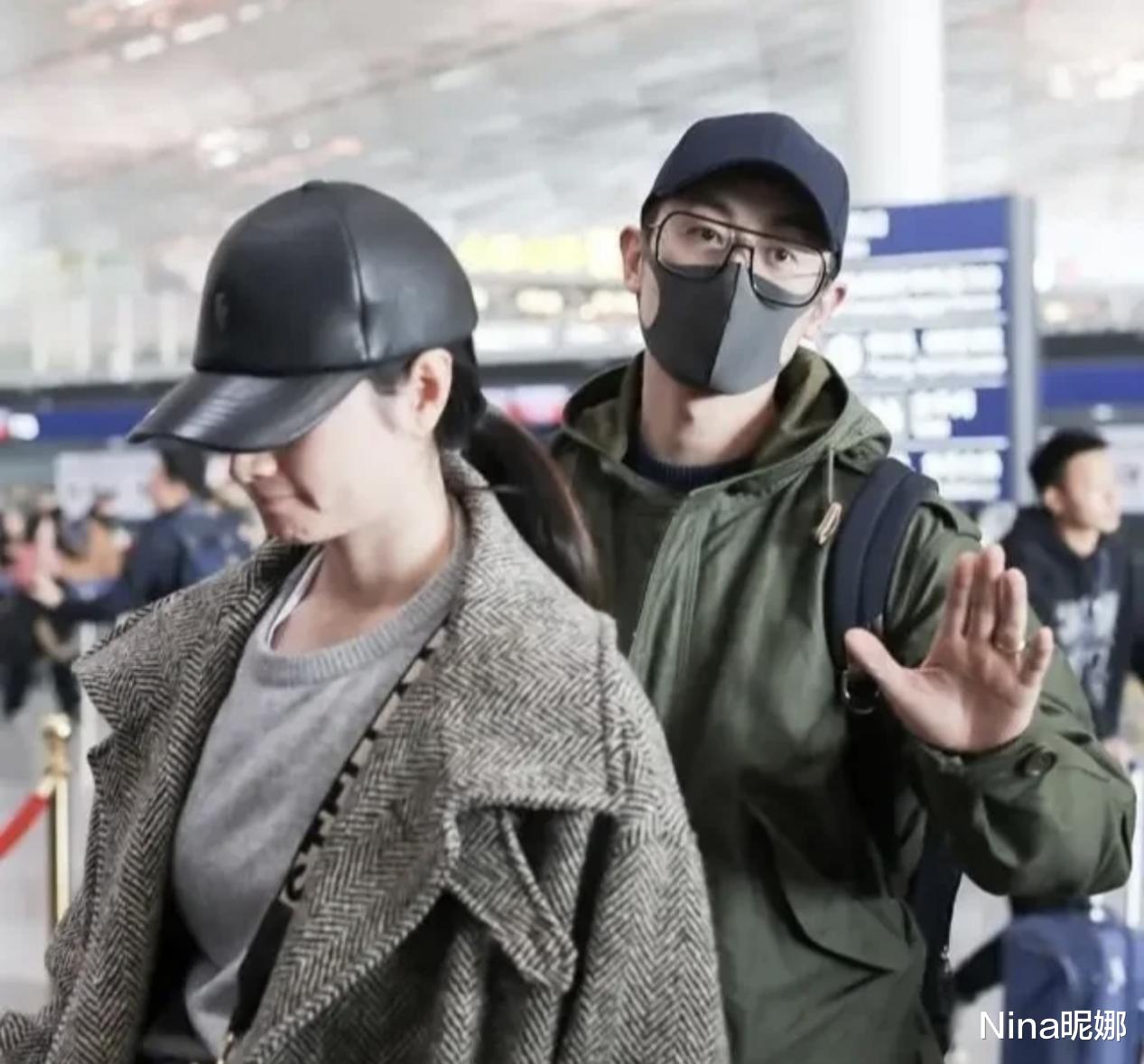 朱亚文|朱亚文机场搂妻超腻歪！娇妻穿旧大衣眼窝深陷，38岁真是素颜美人