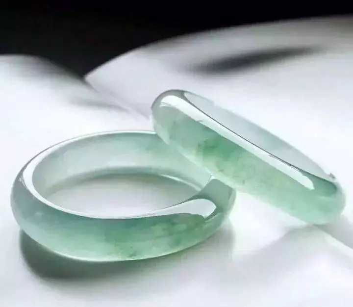 翡翠|一块满身是\胶\的翡翠原石，俊男八千拿下，切开后旁人眼都蓝了