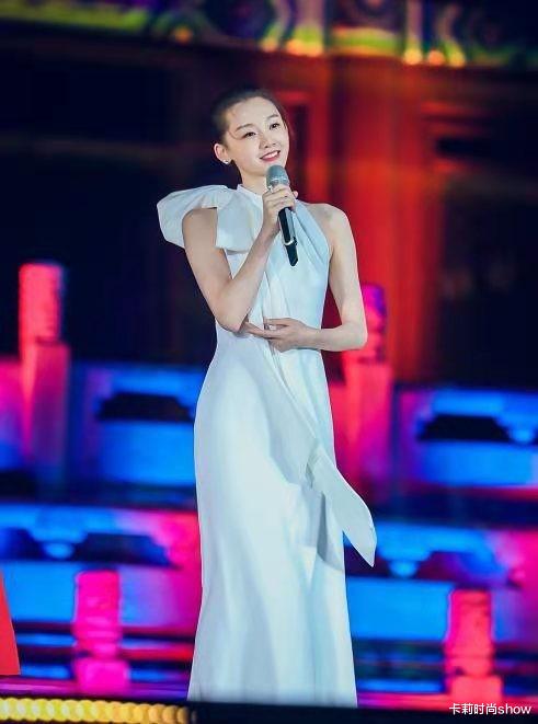 卡莉时尚show|苗苗好会挑礼服，每一件都适合她的气质，乖巧甜美，难怪郑恺选她