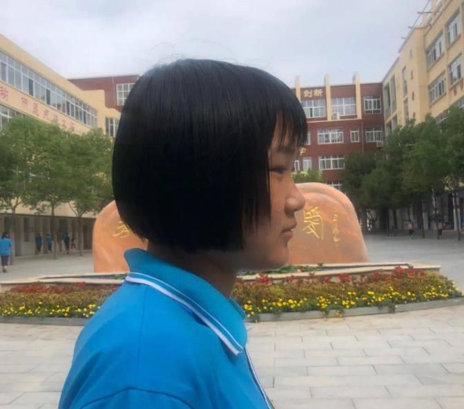 发型|初中生要求统一发型,女生发型引起争议,男生却精神饱满