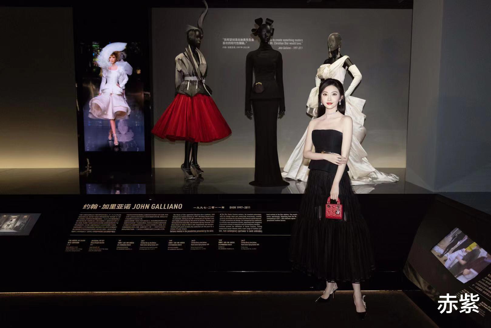 赤紫|景甜出席活动穿黑色连衣裙搭配红色小包，白到发光很甜美