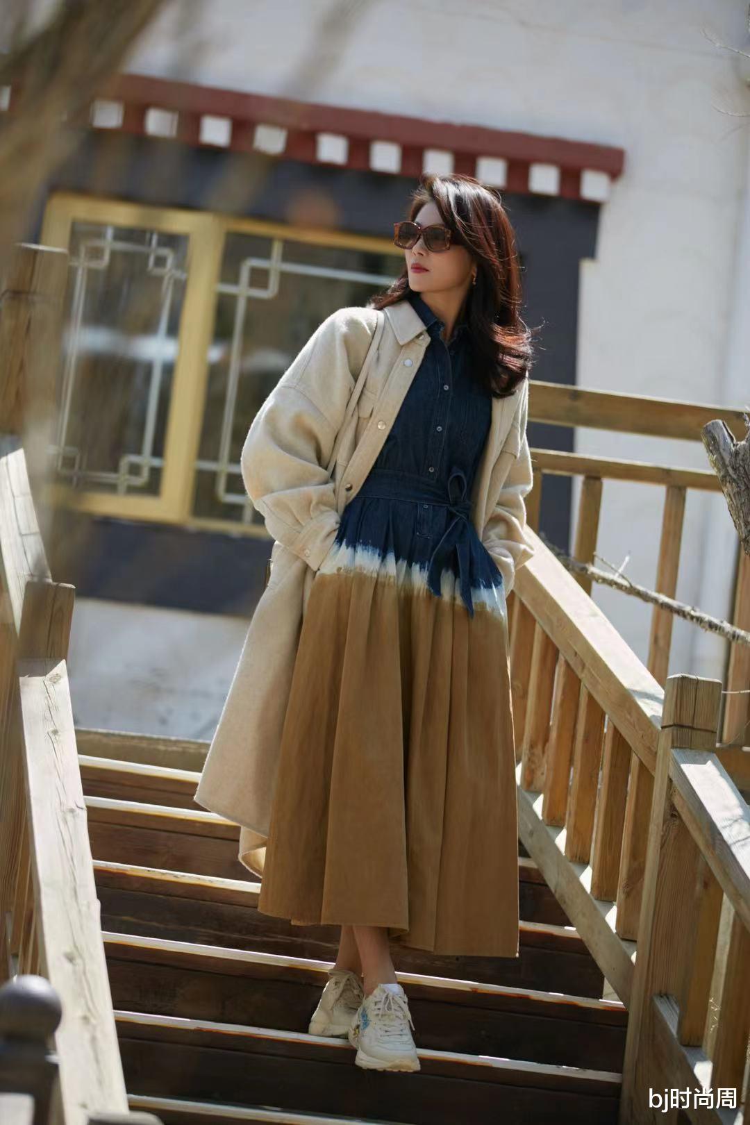 bj时尚周|天冷了有一种穿搭可以借鉴，学刘涛凹拼色连衣裙，高级又耐看