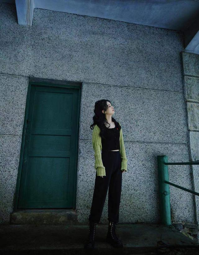 赵丽颖|赵丽颖和张碧晨同框比美，俩当妈的人一个比一个会穿，都挺显嫩的