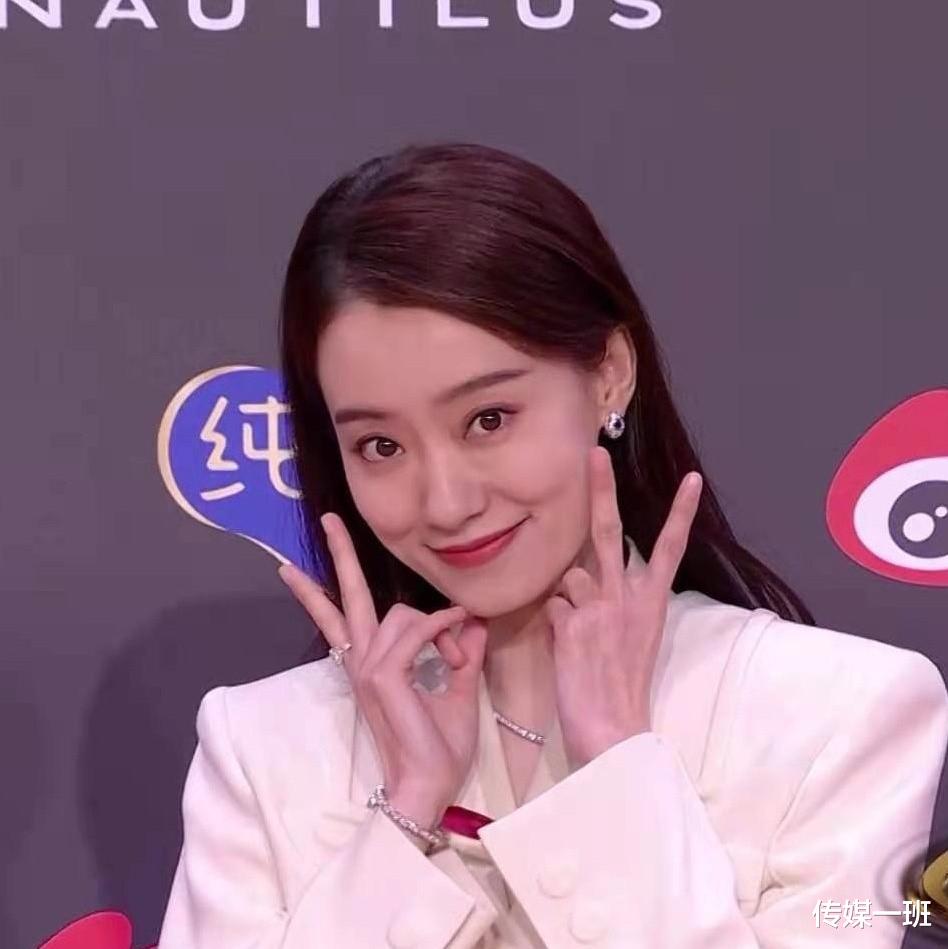 主持人|看微博之夜贾玲沈腾张小斐合影时的手部细节动作，能把你笑哭