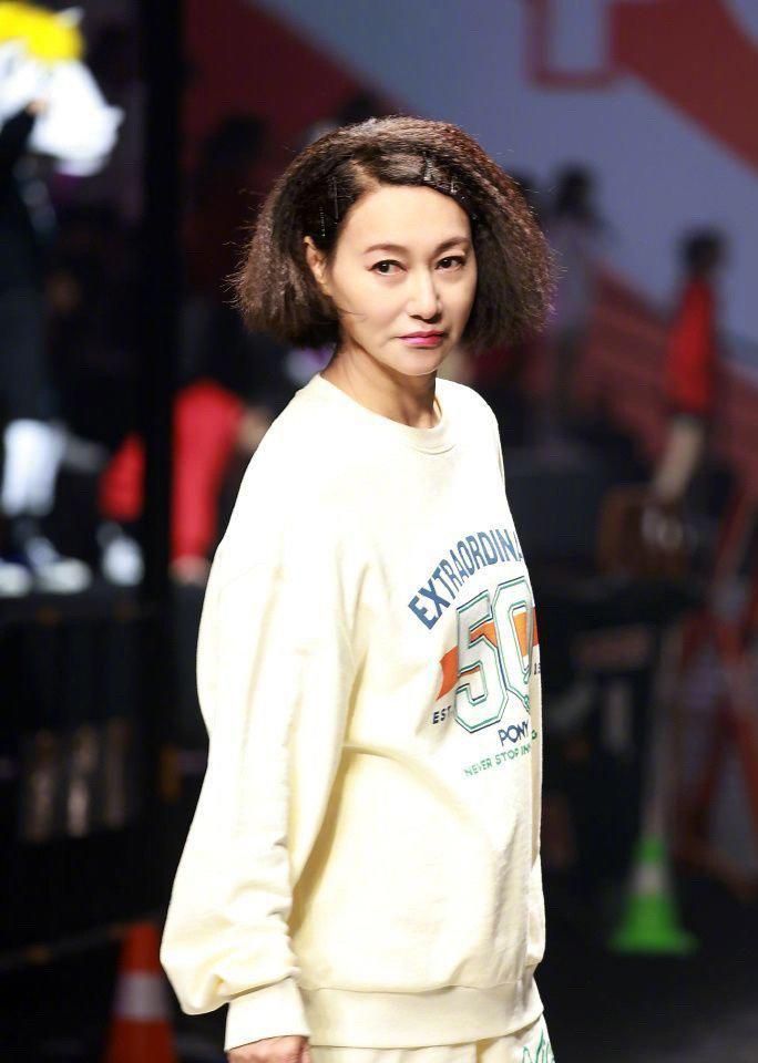 时尚圈的奇葩大喵 61岁状态比20岁的还要好？惠英红T台走秀气场全开，筷子腿太抢镜