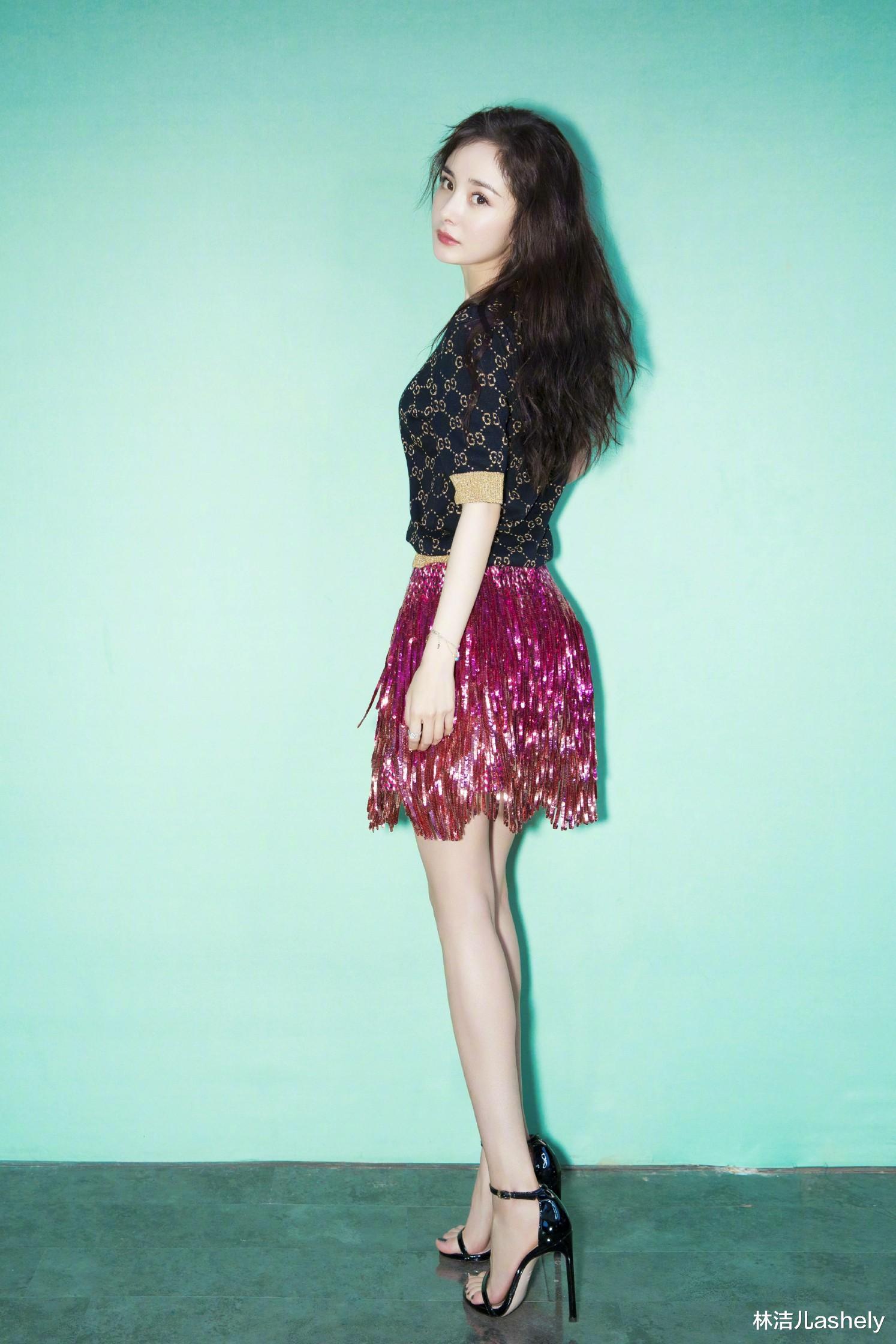 杨受成|杨幂的马甲线还要加油？她的身材才是宝藏，美腿、蚂蚁腰抢镜十足