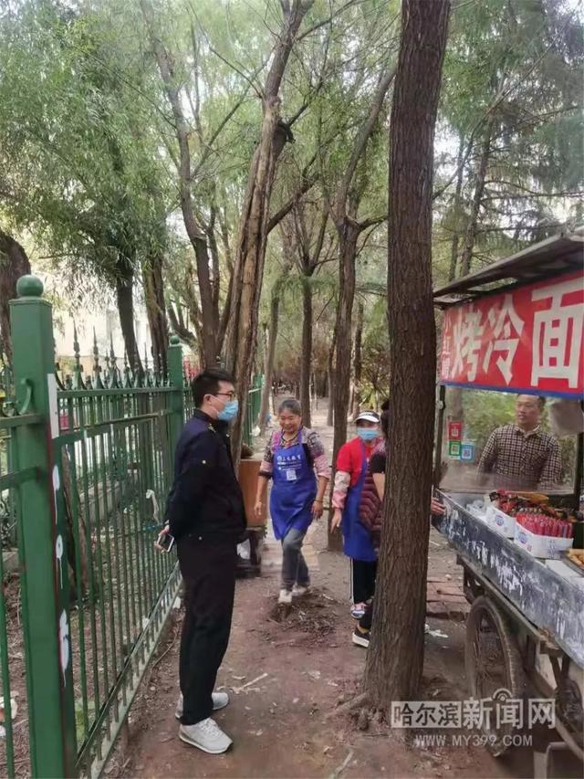 哈尔滨新闻网 占用溪畔嘉园道路两侧停车位的杂物清干净了｜城管在身边处理反馈