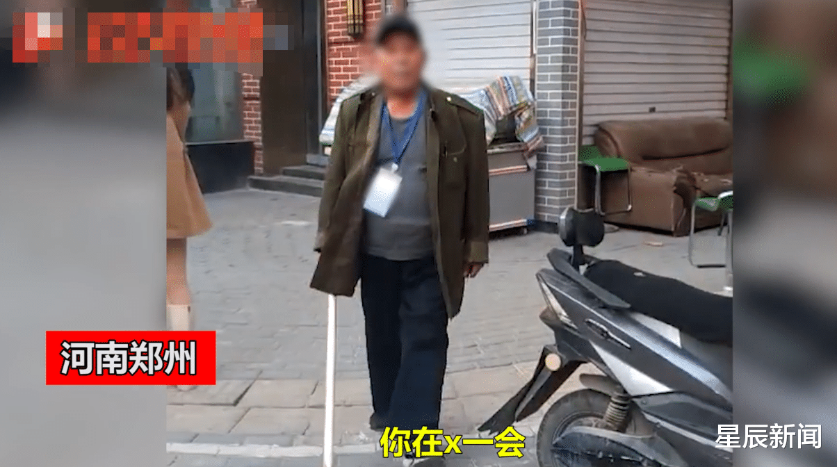 “敢碰我试试,我讹死你”,网传一大爷在免费停车区强制收钱,不给就抢钥匙