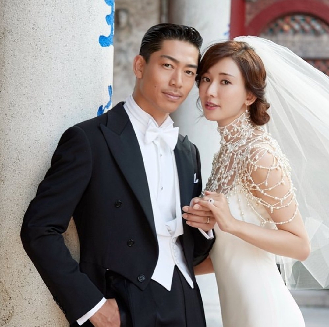 林志玲|林志玲晒与丈夫Akira恩爱写真，庆祝结婚2周年，雨中共舞超浪漫