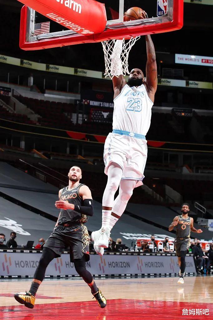 交易|尷尬！詹姆斯扣籃被籃筐蓋掉，雙腳踩在技術臺，裁判沒給技術犯規