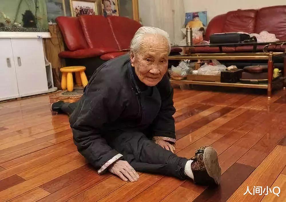 人间小Q|“66岁不婚老太太，出租屋饿到昏迷”：不婚族，请做好这三个准备
