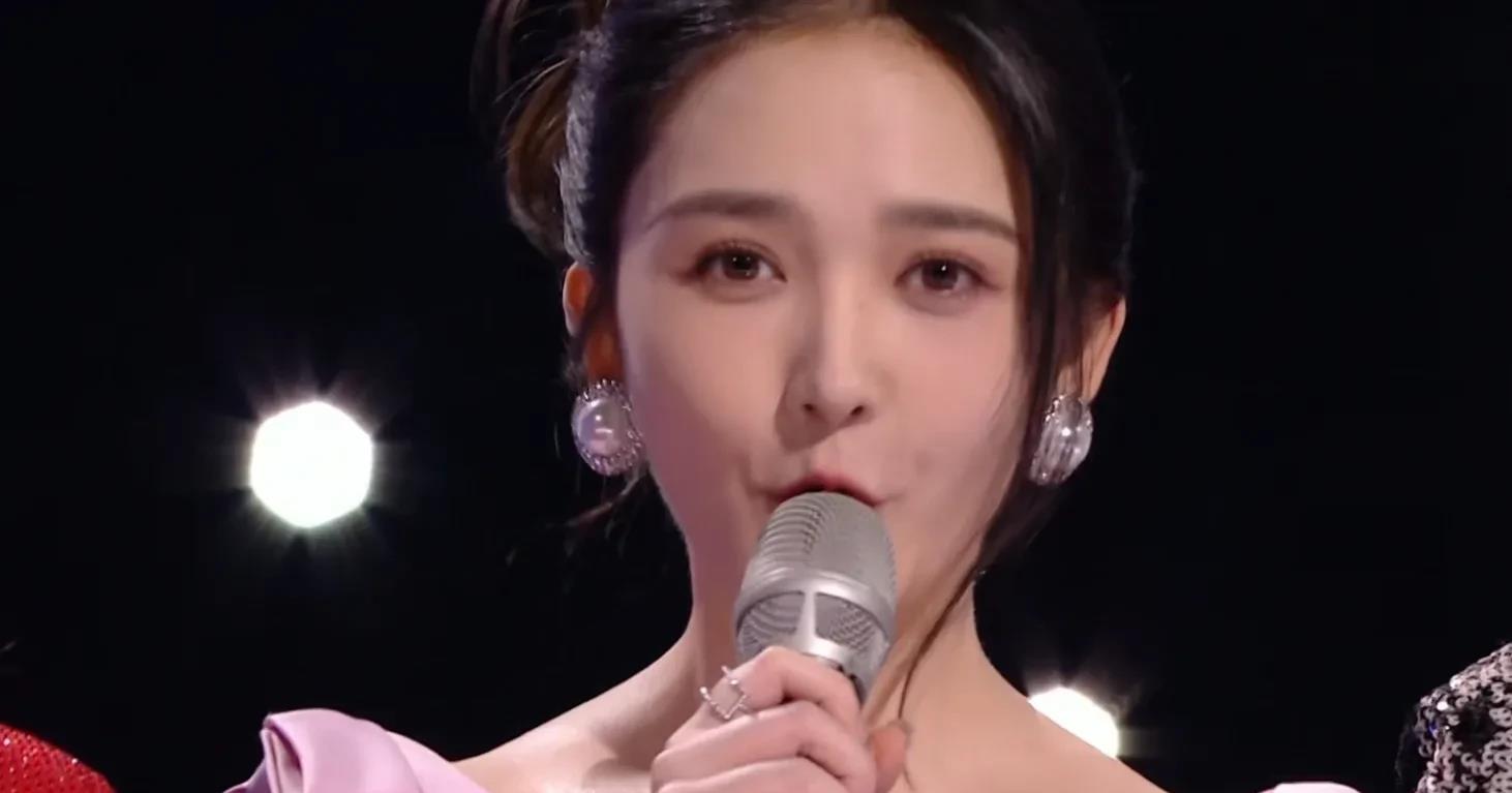 央视|跨年晚会:汪涵紧张看提词器,任鲁豫展现强大把控能力,央视完胜