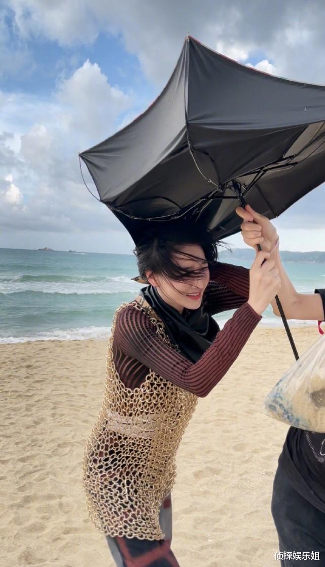 肖战|笑不活了！张馨予海边拍杂志遇强风，伞被吹变形两个人才能握住