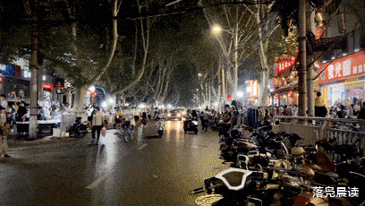 落凫晨读 郑州没有夜生活？网友：晚上10点商场关门，公交、地铁都停了