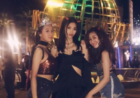 杨钰莹|奚梦瑶产后和何超欣一起过洋节，四太撇下子女约友人聚餐生活惬意