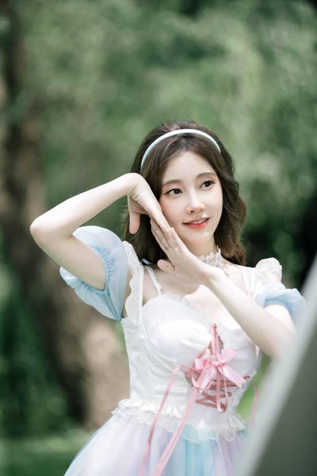 冯提莫|冯提莫疑似转型，MV惊喜十足，造型十分甜美