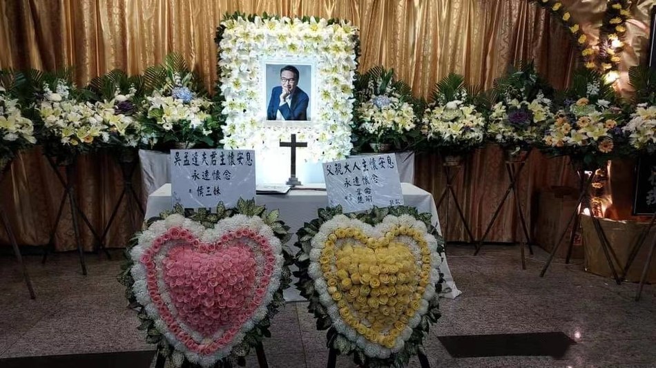 刘德华|刘德华双手合十现身吴孟达葬礼，与达叔合作次数仅次于周星驰