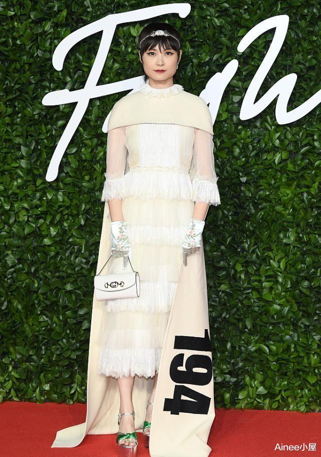 继母|李宇春的方脸挺高级的，穿薄纱裙配斗篷，有西式宫廷风的美感