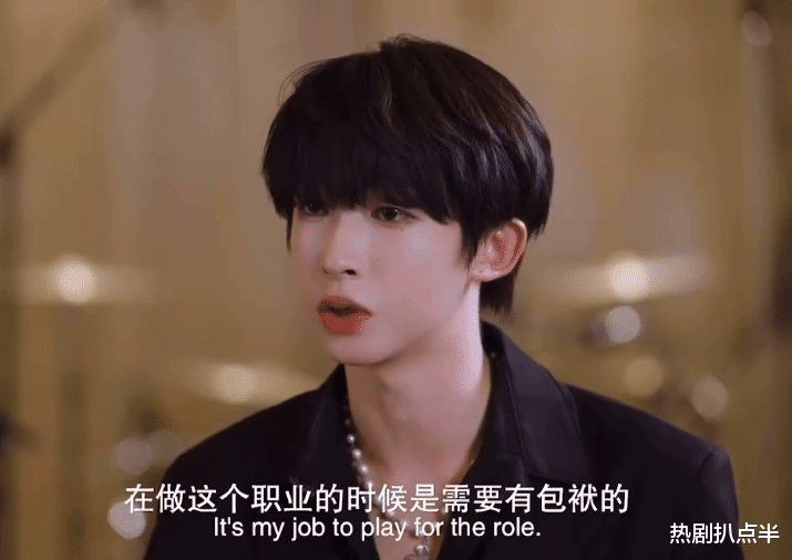 鞠婧祎|男团惊现翻版“鞠婧祎”？夏天也要贴垫肩，浓妆糊面鞋底高度惊人