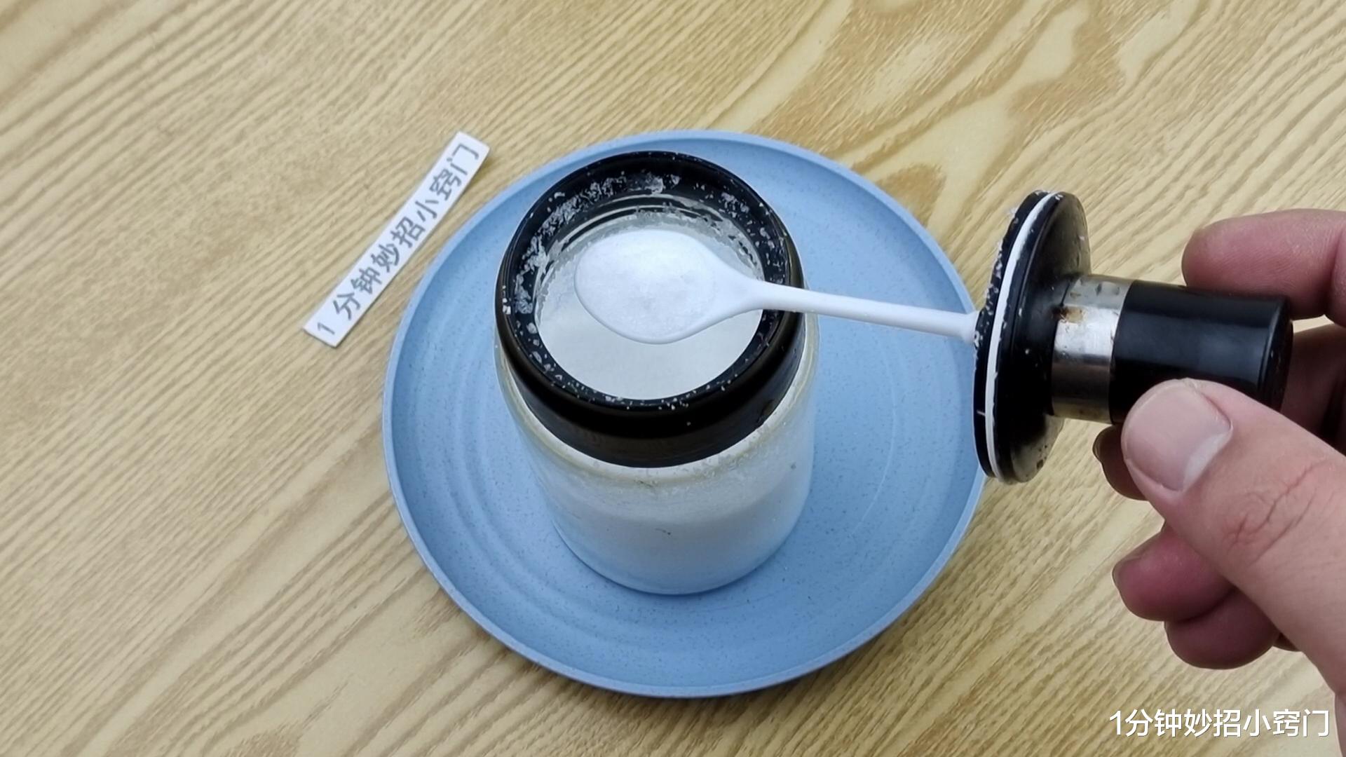 卫生间里放一把食盐，真是太聪明了，一年省下不少钱，看完试一试