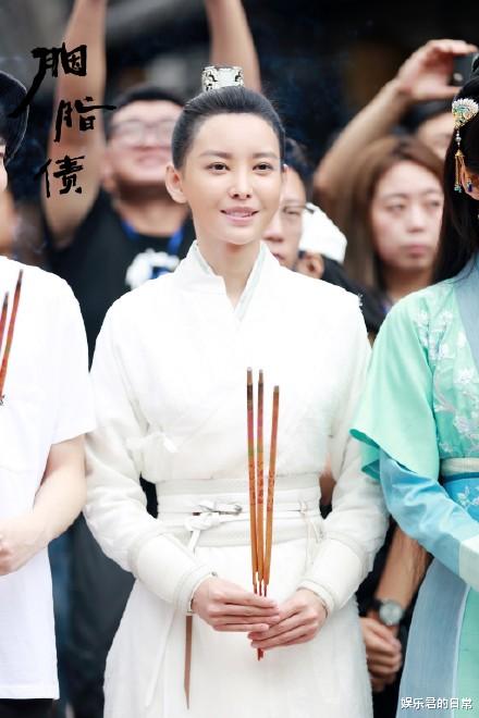 知否知否应是绿肥红瘦|王中磊和旗下女星现身酒吧，亲自送女方回家，两人穿同款玩至深夜