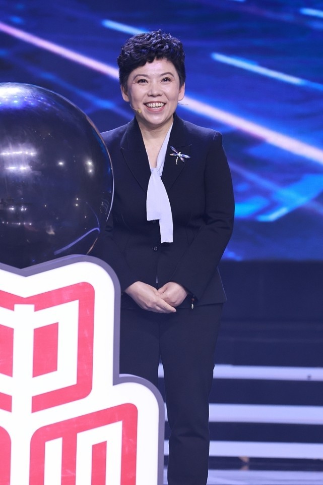 白小白的衣橱|前乒乓球手邓亚萍笑起来挺和蔼，但穿西装气场真强，有冠军范儿了