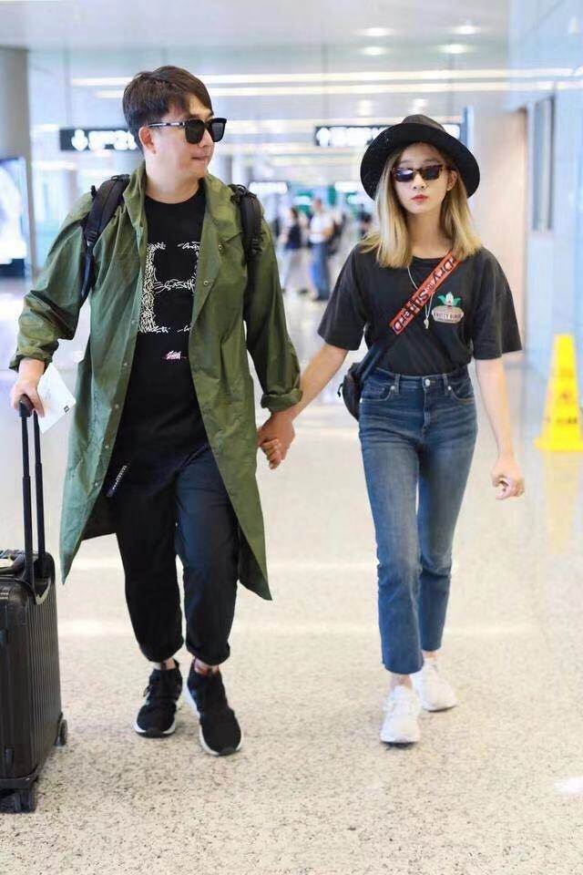 黄磊|黄磊两口子真前卫，大女儿早熟又给小女儿挂耳染，7岁就好时髦