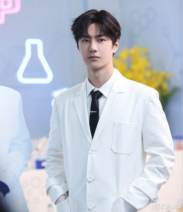 王一博|王一博做检测状况百出，谁留意到他的眼睛，粉丝看了会心疼吧