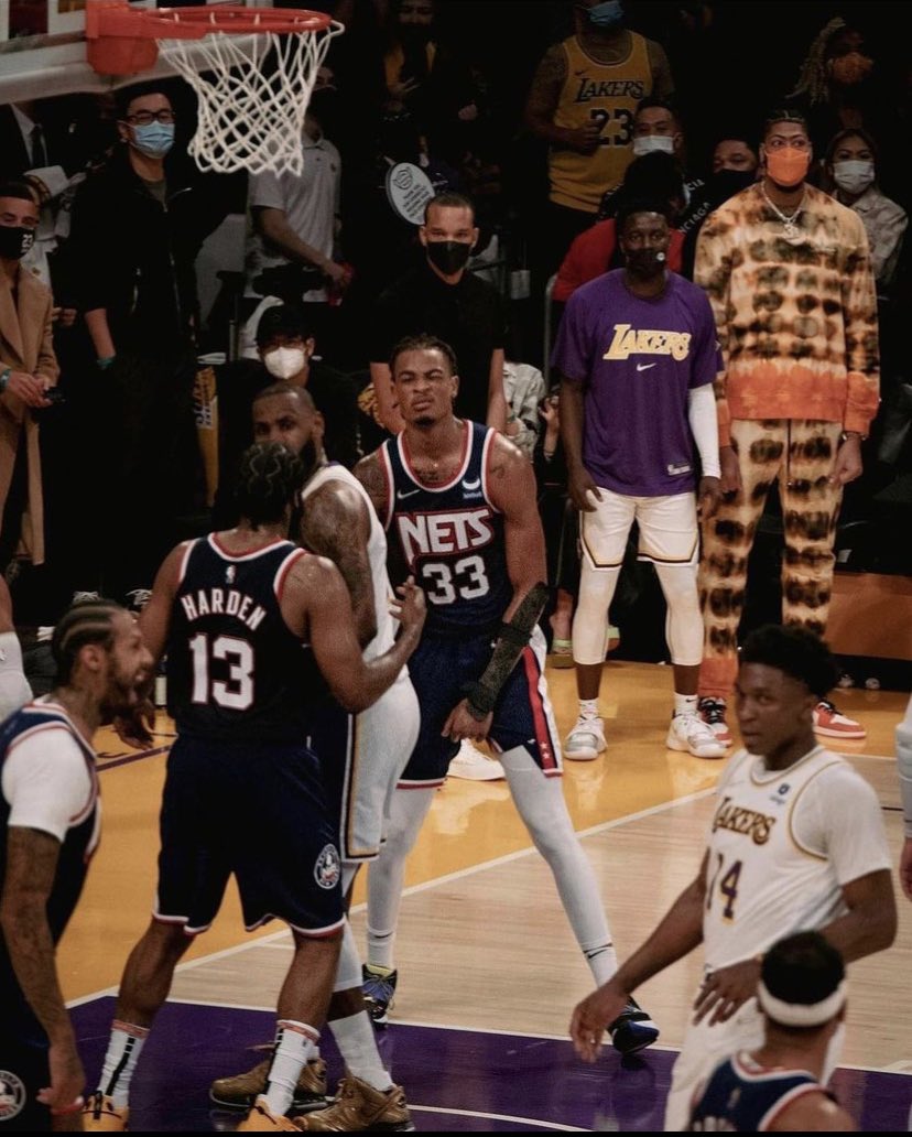 詹姆斯·哈登|詹皇遭隔扣后續(xù)！美媒曬現(xiàn)場照：老詹哈登對視，籃網(wǎng)新星慶祝表情太狠