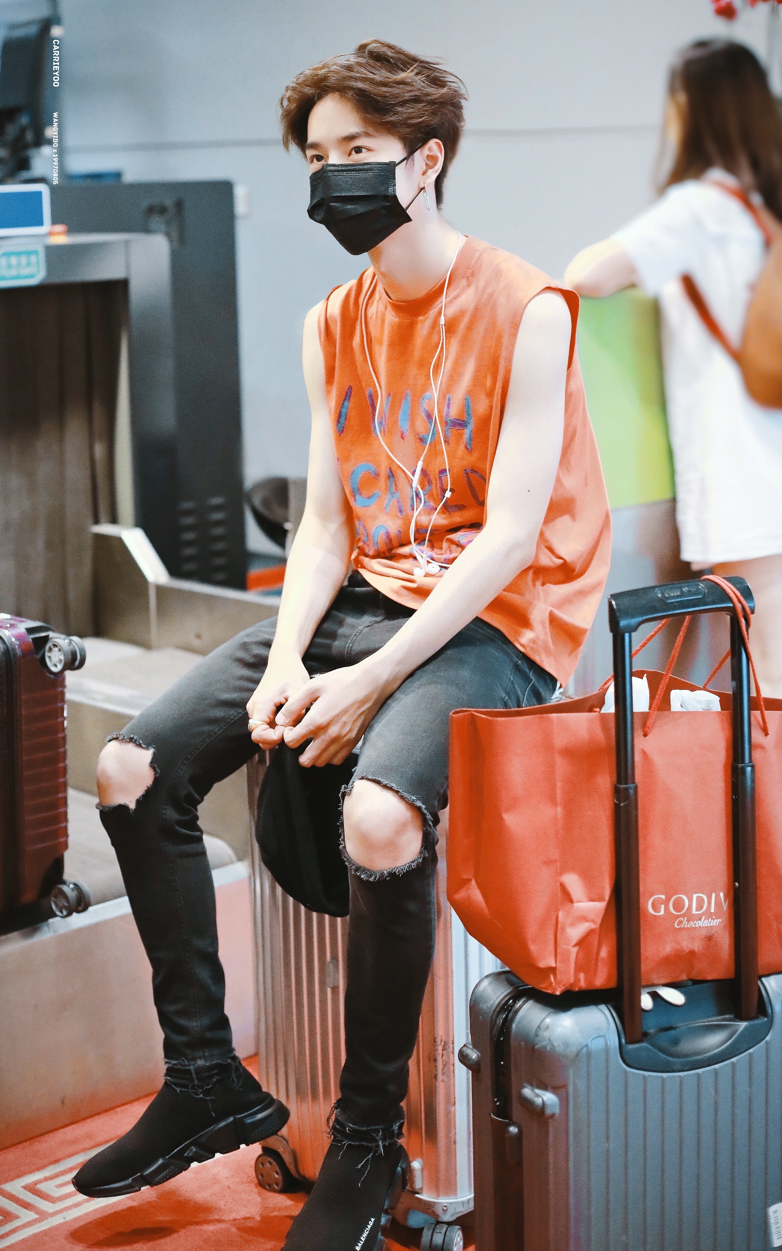 王一博|王一博堪比大片的爱豆机场秀