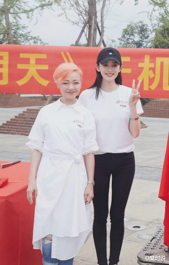 0度时说|娜扎让别人怎么活？穿双2cm平底鞋，腿长却比旁边女生腰还高