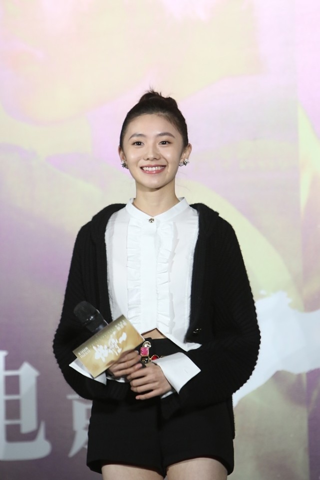 Lady变美日记|新人演员刘浩存，穿一身黑看似接地气，但宝石腰带却价格不菲