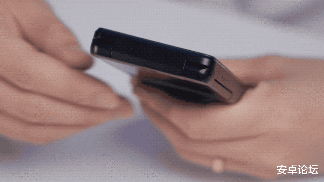 翻译|这款身怀绝技的「双屏」旗舰，吸引到我了