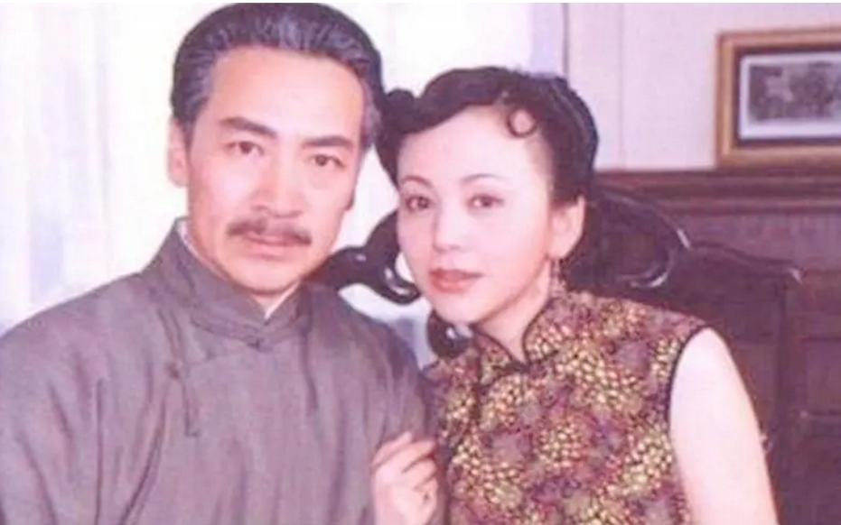 王琳|51岁王琳出席活动好惊艳！穿开衩吊带裙太性感，身材曲线一览无余