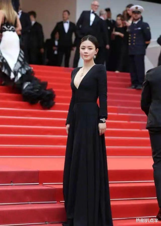 生图|有种差距叫精修与生图!热巴憔悴浮粉,鞠婧祎逆天长腿露原形