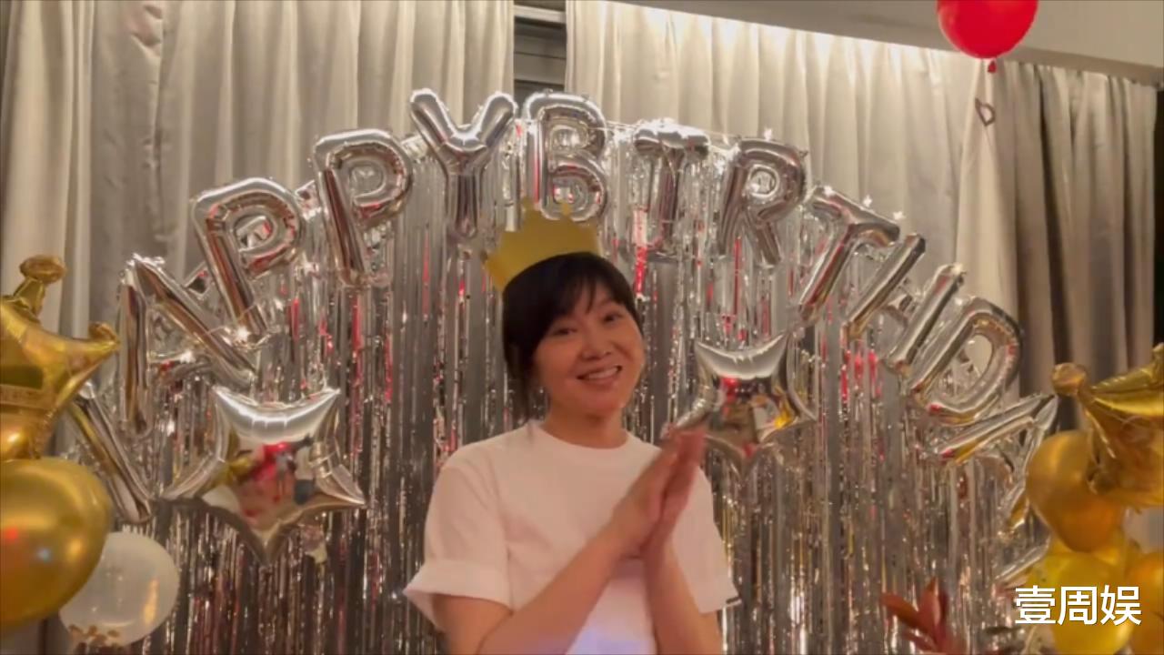 闫妮|50岁闫妮庆生，素颜出镜太真实，离婚17年，依然把前夫当成亲人！