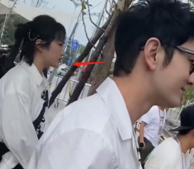 金樱妈妈|丁真带队采购,生图暴露姚安娜真实颜值,衣衫肥大像桑拿妹