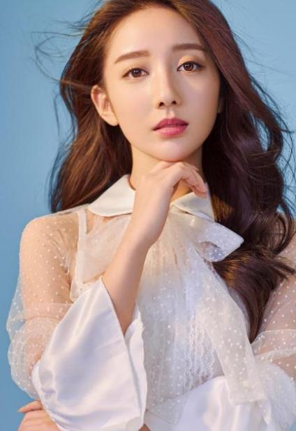 非诚勿扰|她本是《非诚勿扰》观众，因被镜头扫到爆红，后进贵圈成当红小花