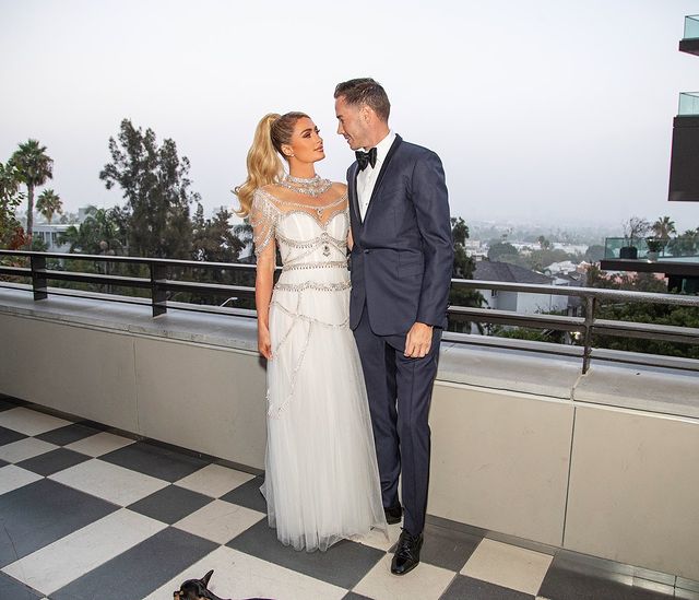 古装剧|希尔顿大小姐举行盛大婚礼啦！花朵复古婚纱好美，1200万钻戒耀眼