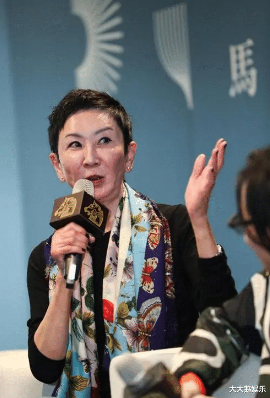 施南生 施南生：花35年捧红丈夫，却不生孩子，62岁丈夫牵手小30岁女助理